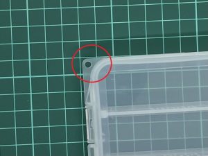 落下防止用ヒモ取付穴