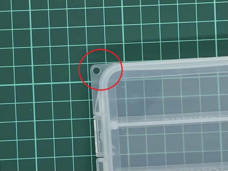 落下防止用ヒモ取付穴